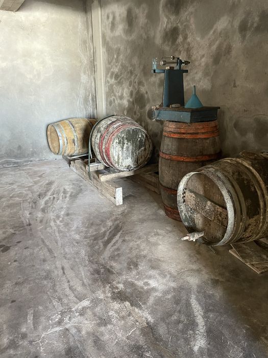 Pipas antigas  e balança