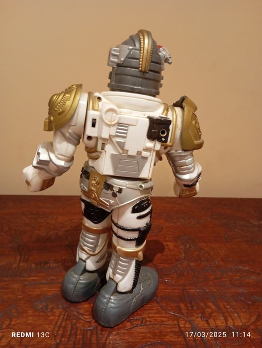 Boneco robô usado