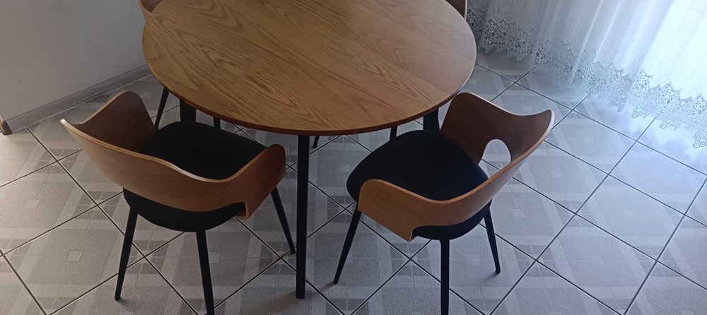 Komplet stół i 4 krzesła