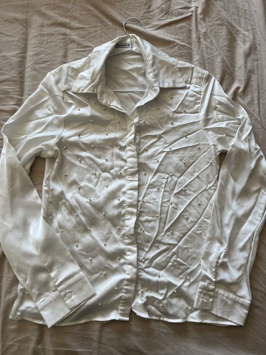 Camisa cetim branca com pérolas