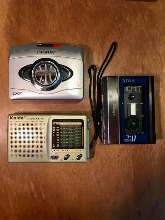 3 RÁDIOS - 2 com grav. de cassetes - Aiwa / Desun / Kaide