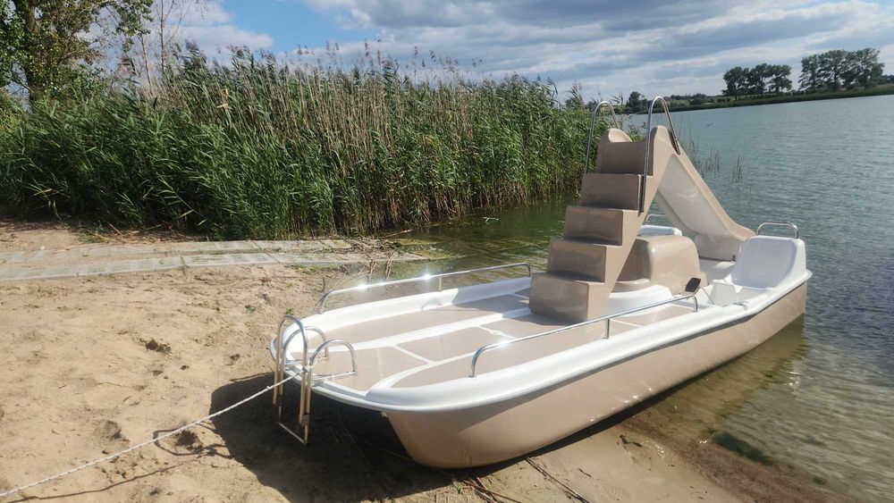 Rower wodny ze zjeżdżalnią i platformą słoneczną