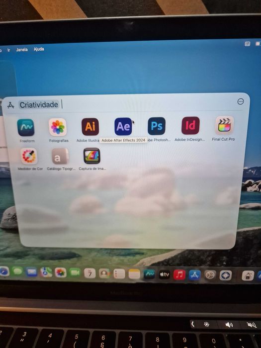MacBook PRO 2020 com varios programas )