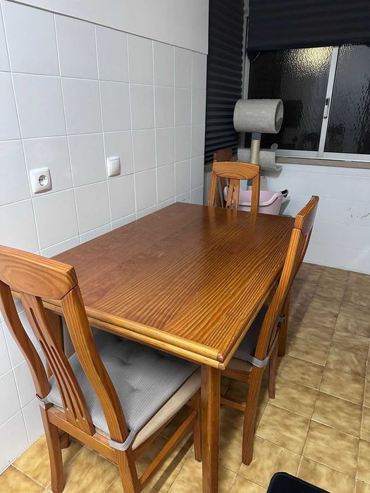 Mesa Extensível em Madeira Maciça + 4 Cadeiras (Bom Estado)