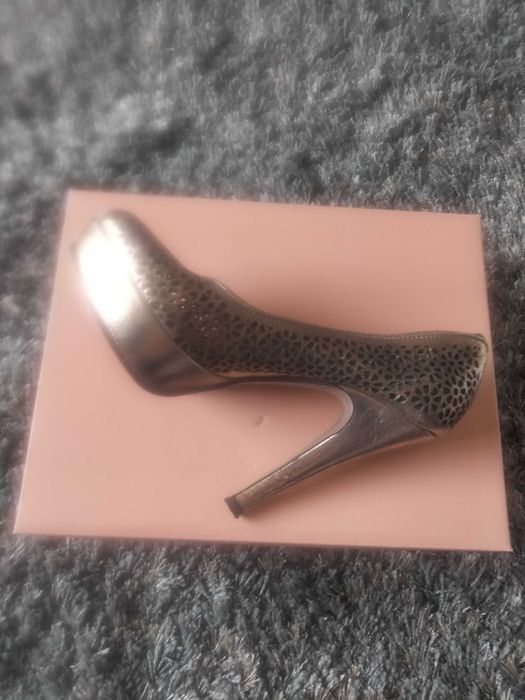 Sapatos dourados samelli tam 35