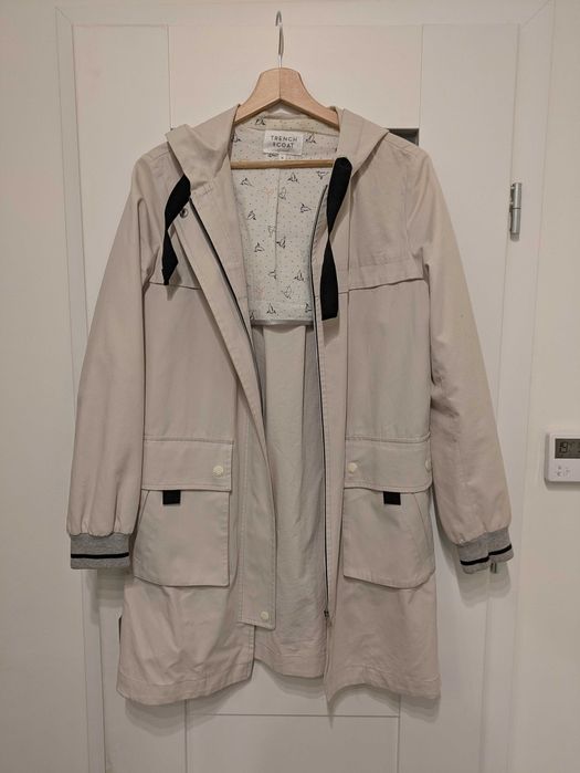 Beżowy trencz damski