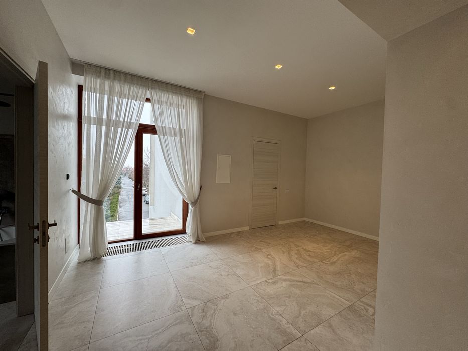 Современный просторный дом у моря!