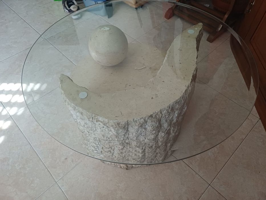 Mesa de centro de pedra e vidro