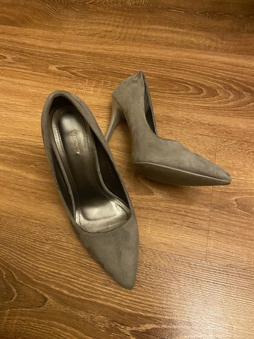 Szare buty na szpilce
