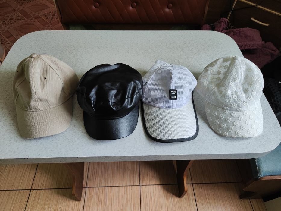 Бейсболки , кепки.