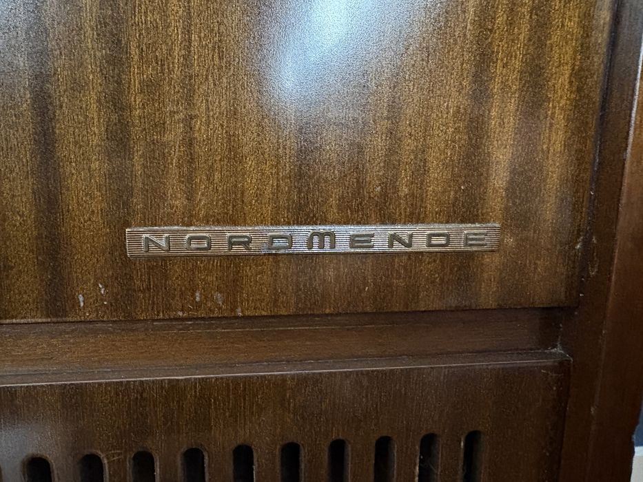 Movel/ Aparador gira discos e radio