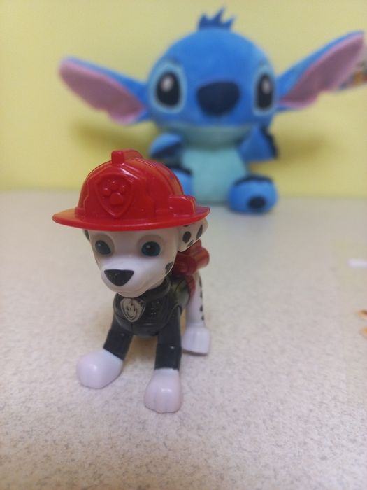 Щенячий патруль. Є різні персонажі.