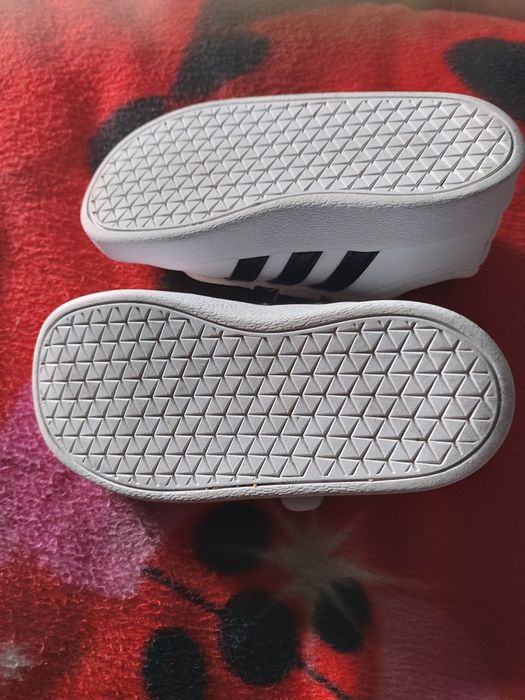 Sapatilhas unissex adidas , tamanho 22