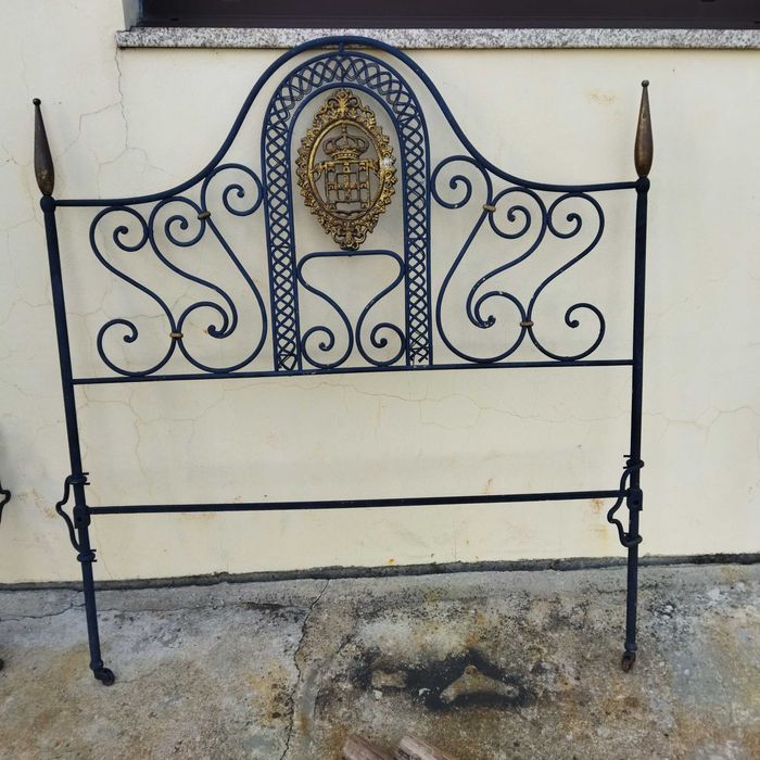 Cabeceira cama antiga para desocupar