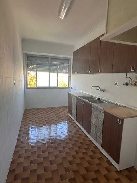 T2 Luminoso na Damaia de Cima — Amadora (Perto do Pingo Doce e CP)