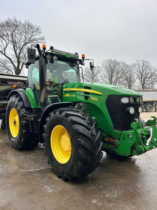 John Deere 7930.
