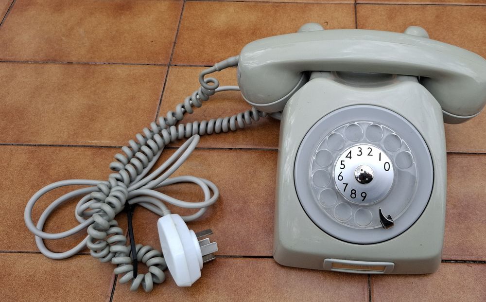 Telefon z tarczą retro zabytek