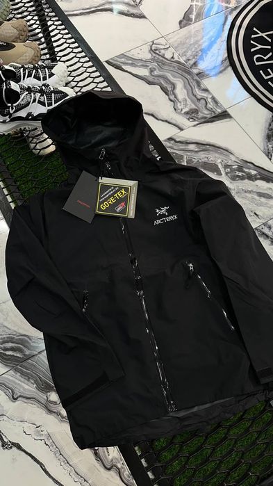 Arc’teryx Beta LT — топова Gore-Tex вітровка для міста й гір