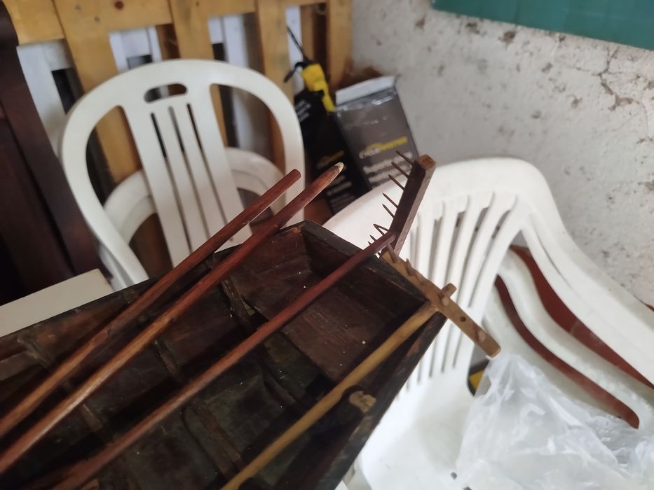 Grande e detalhado modelo de barco Avieiro com ferramentas de pesca.