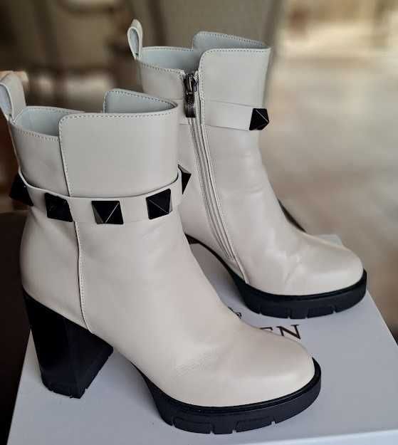 Botki skórzane Wittchen, ocieplane, kremowe z ćwiekami, 37 prawie nowe