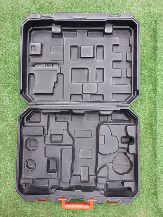 Duża walizka zamykana na elektronarzędzia GRAPHITE od młotowiertarki.