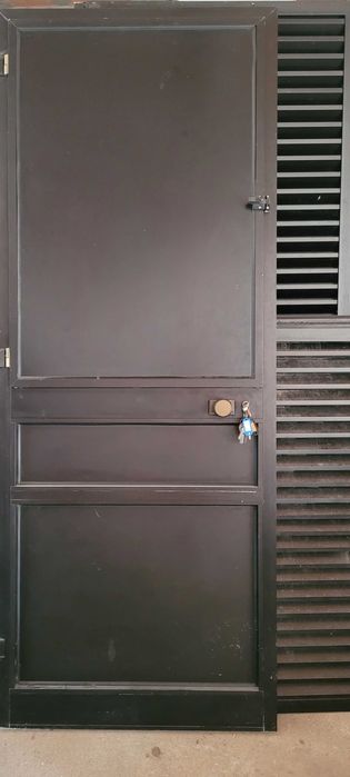 Porta castanha com portada interior