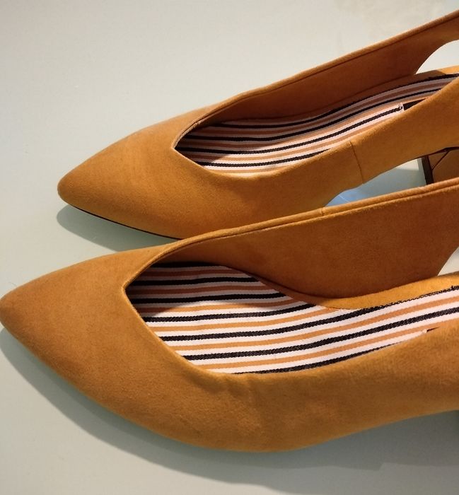 Sapatos de Senhora " Estradivarius"