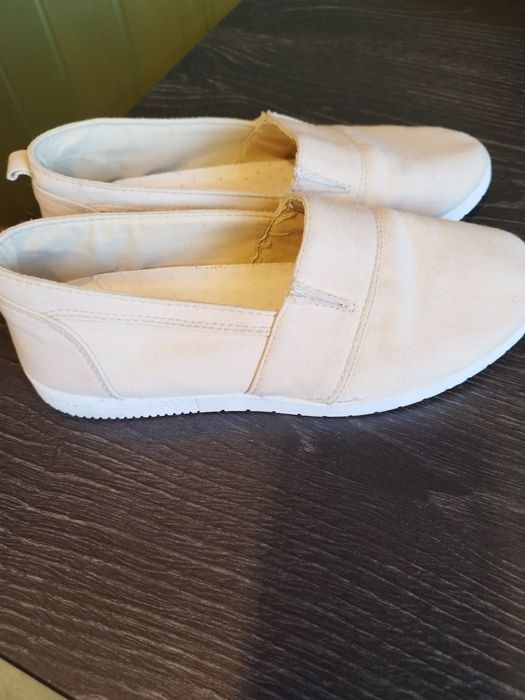 Jasno beżowe tenisówki płócienne, bardzo dobry stan