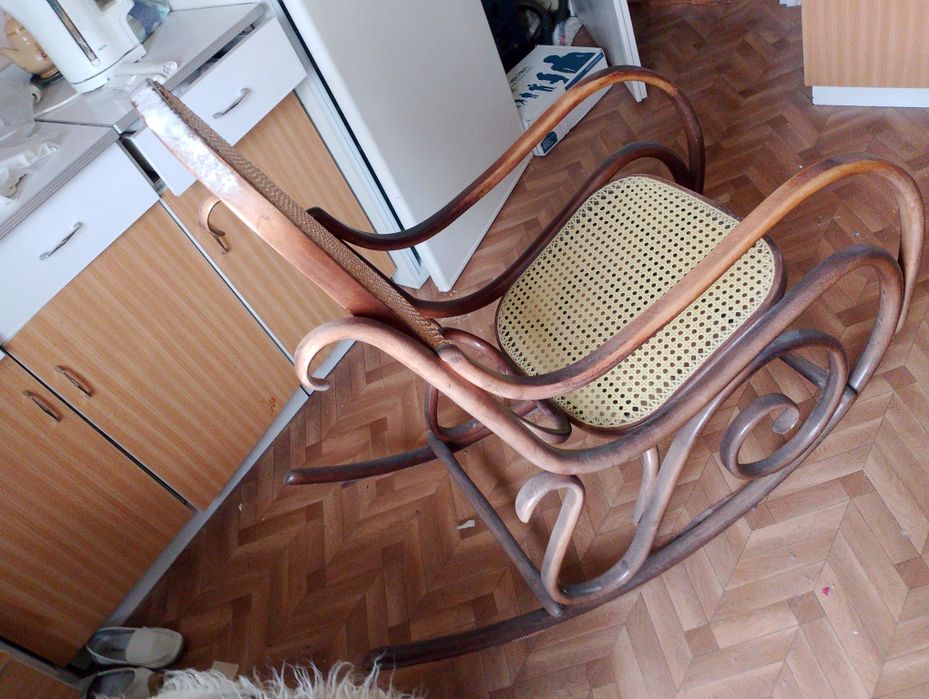 Stary bujany fotel z PRL-u