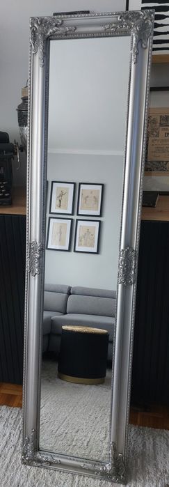 Srebrne Lustro w ozdobnej ramie