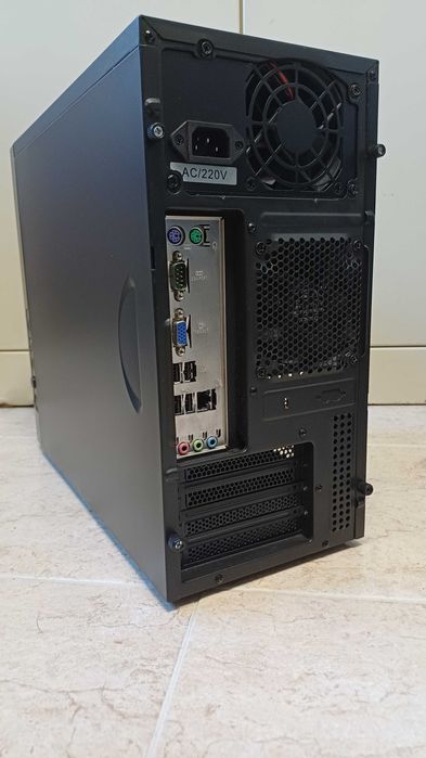 CPU AMD Phenom II X6 1055T 2,8GHz, RAM 8GB, SSD 240GB, HDD 500GB