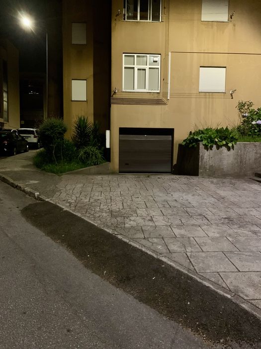 Armazém / 2 lugares garagem perto do centro (Sé)