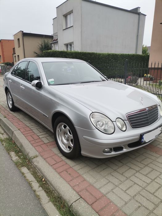 Mercedes E 211 sedan