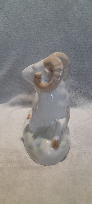 Фарфоровая статуэтка Баран. Городница