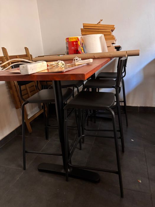 Mesas de refeições com cadeiras