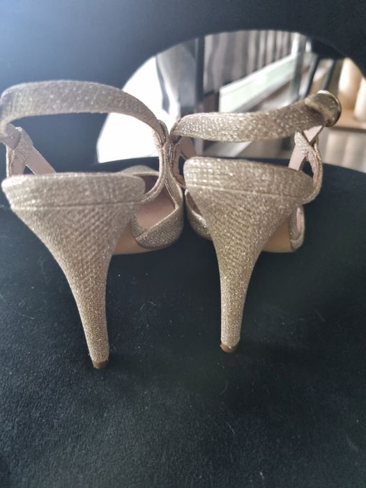 Sylwestrowe szpilki złote