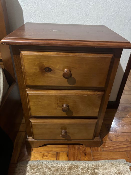 Vendo Conjunto Cama,Colchão, Cabaceira e Guarda roupa.