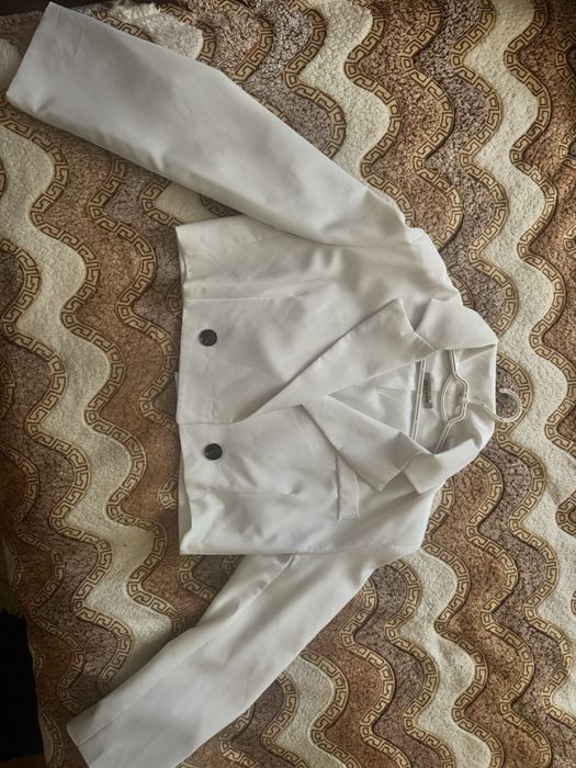 Піджак укорочений білого кольору, розмір S