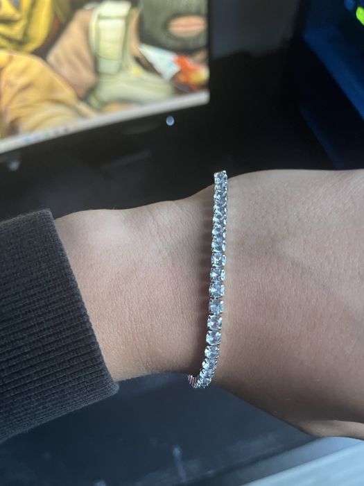 Bransoletka o kolorze srebrnym