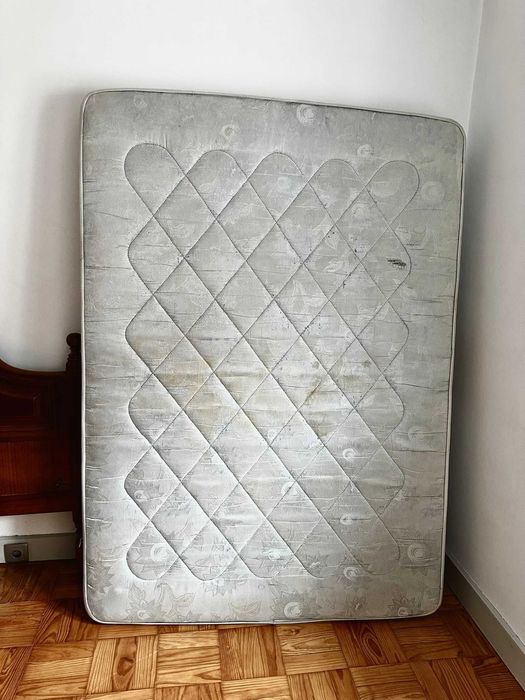 Baixa de preço, para desocupar.Cama de casal em mogno cor mel