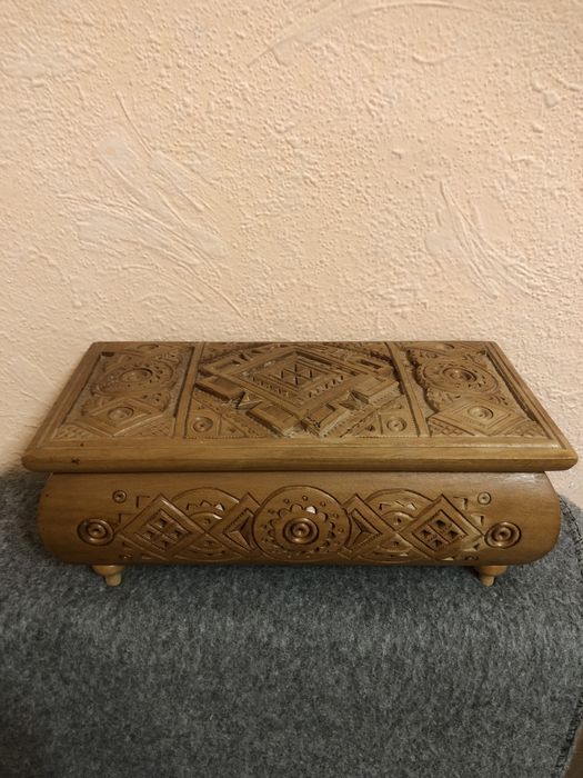 Деревянная шкатулка
