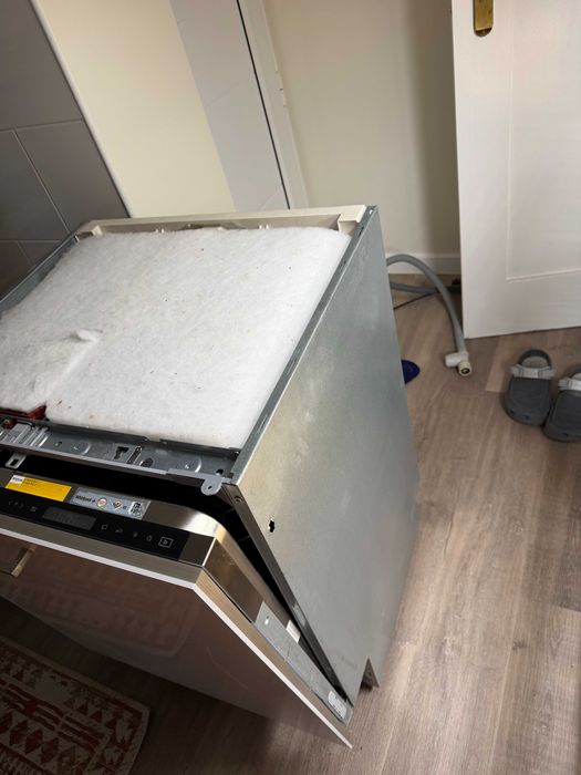Máquina de lavar loiça Whirlpool PowerClean de encastre