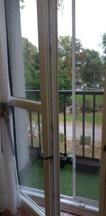 Okna balkonowe dwuskrzydłowe białe