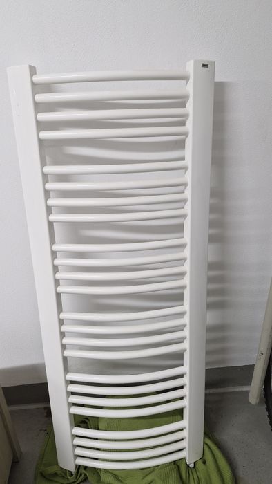 Enix grzejnik łazienkowy 50x 125 nowy z głowicą