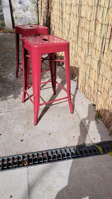 2 Bancos em ferro vermelho escuro