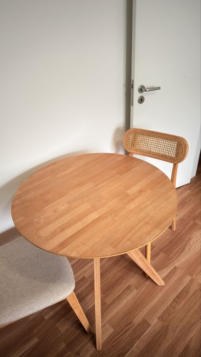 Mesa de jantar com duas cadeiras