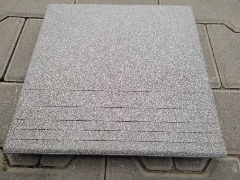 Gres techniczny 300x300x8 mm - stopnica