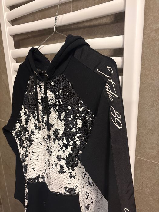 Sportowa mini sukienka lub długa bluzka kaptur cekiny kangurka kieszeń