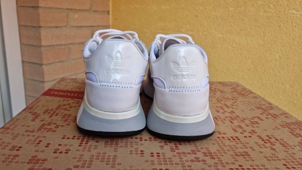 Жіночі кросівки Adidas, розмір 38