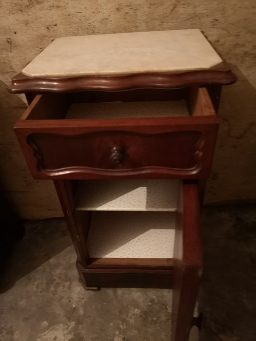 Mesas cabeceira antigas em madeira.